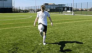 学足球是先练颠球还是先练球感,足球颠球能提升球感吗