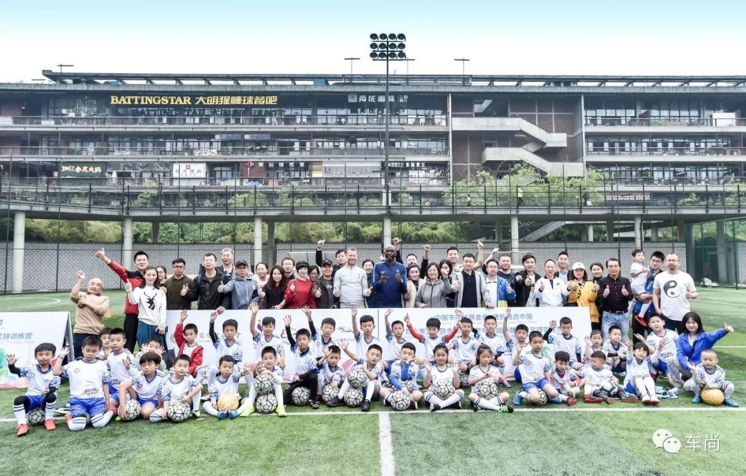 爱踢球的小豹子,爱踢足球的小豹子