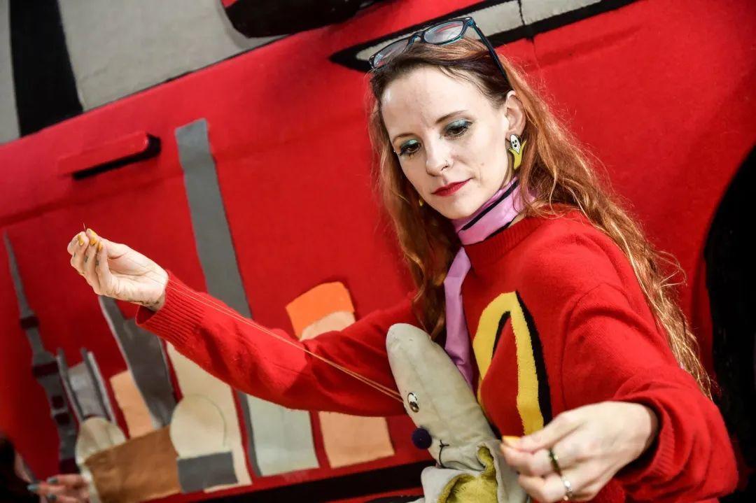 艺术家用一块布打造便利店、情趣用品店...生意却异常火爆