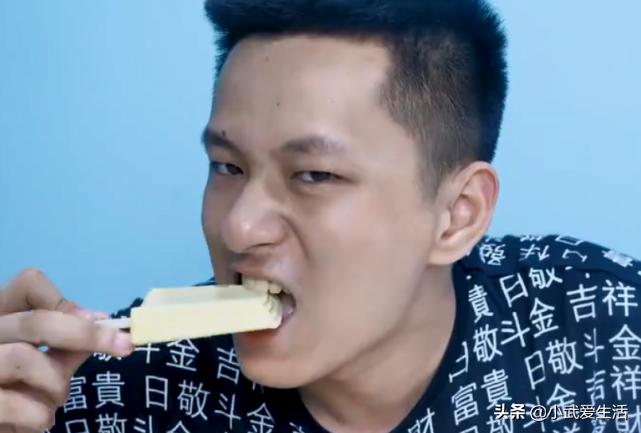 试吃一大碗巧克力雪糕草莓味,试吃雪糕水晶葡萄