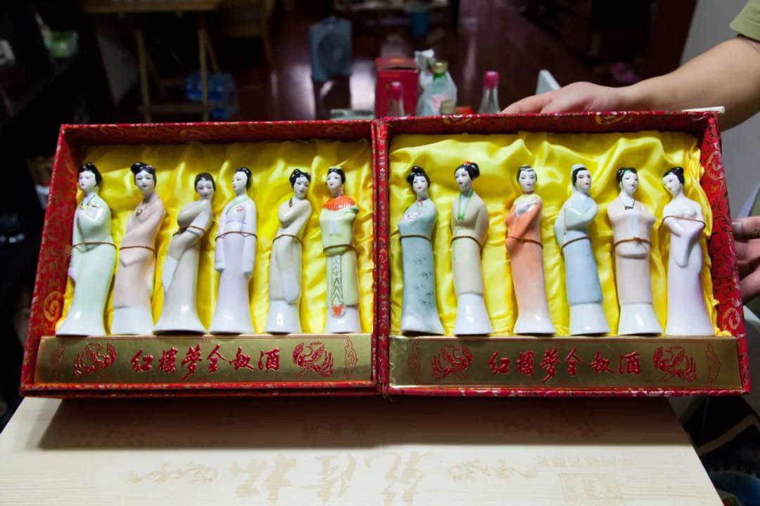 他们收老酒,卖老酒,喝老酒,他们是一帮疯狂“老酒人”