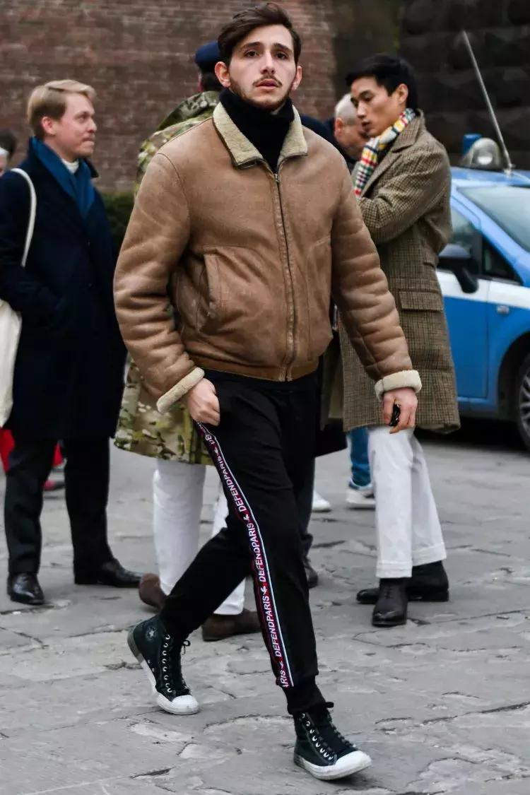 运动裤的多种穿搭方式,男生灰色运动裤怎么穿搭