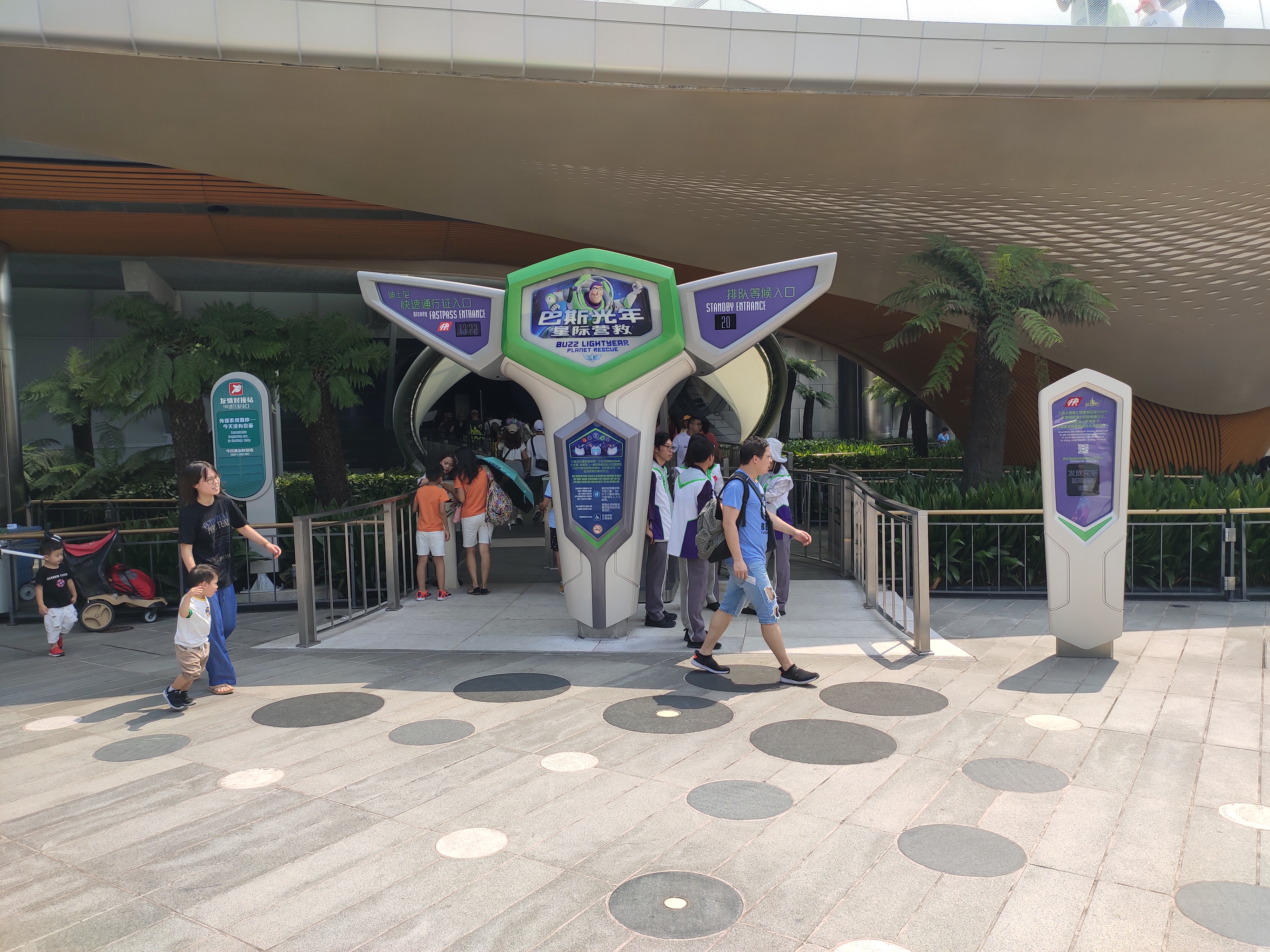 上海迪士尼一大一小旅游攻略,上海迪士尼吃住攻略讲解