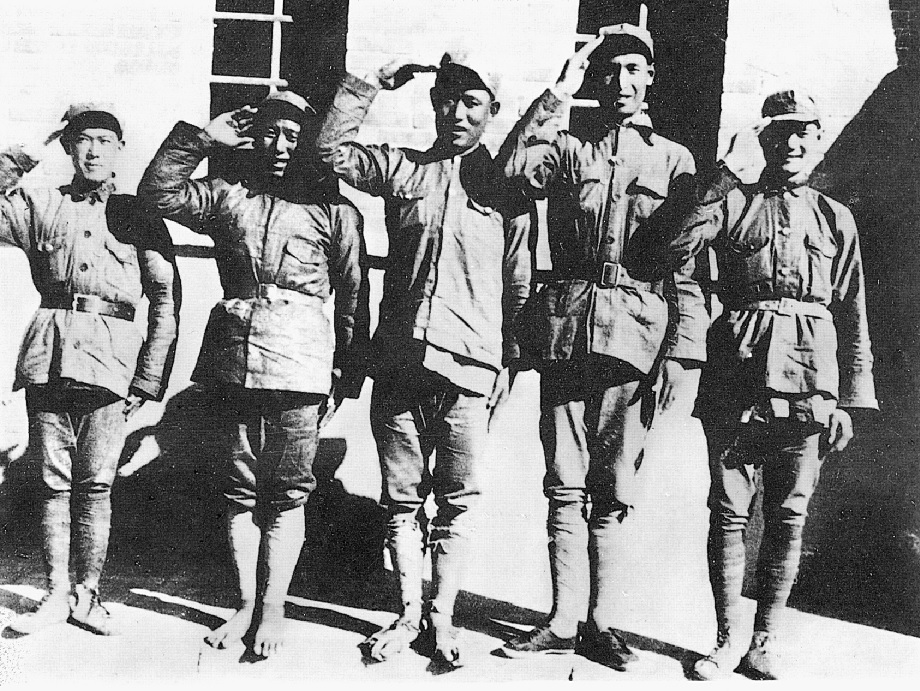 老红军嫌官小，扒开衣服让毛主席看伤疤，毛主席：我不识数