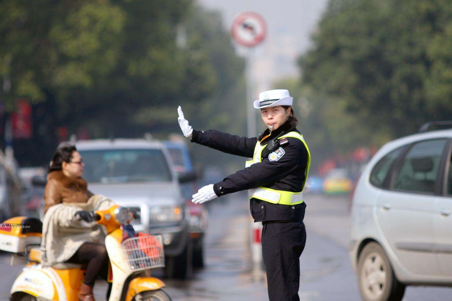 误闯红灯正确做法,误闯红灯机智化解