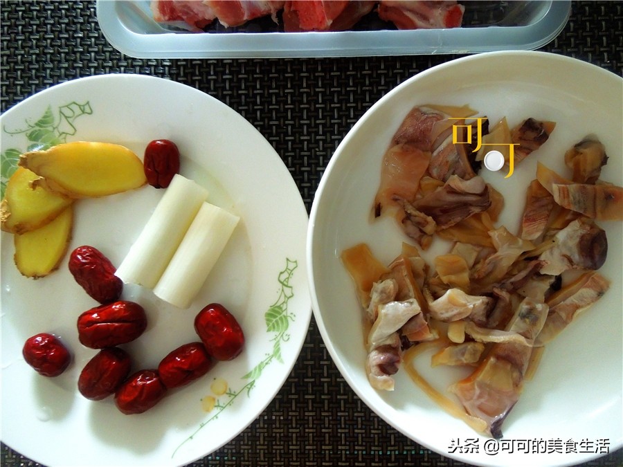 排骨汤加香菇和红萝卜,排骨汤加鱿鱼干