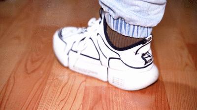 缓震支撑慢跑跑鞋纯黑,百元以内防滑跑鞋