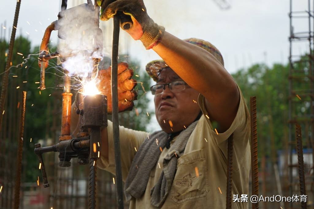 国足工资排名前十名,国足工资和顶级球员的工资