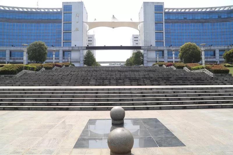 阳光不燥，秋风正好，带你一键解锁咸职的别样风采