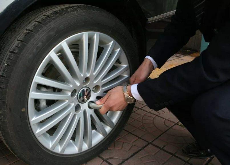 换汽车备胎正确步骤,汽车换备胎教程挂什么挡好