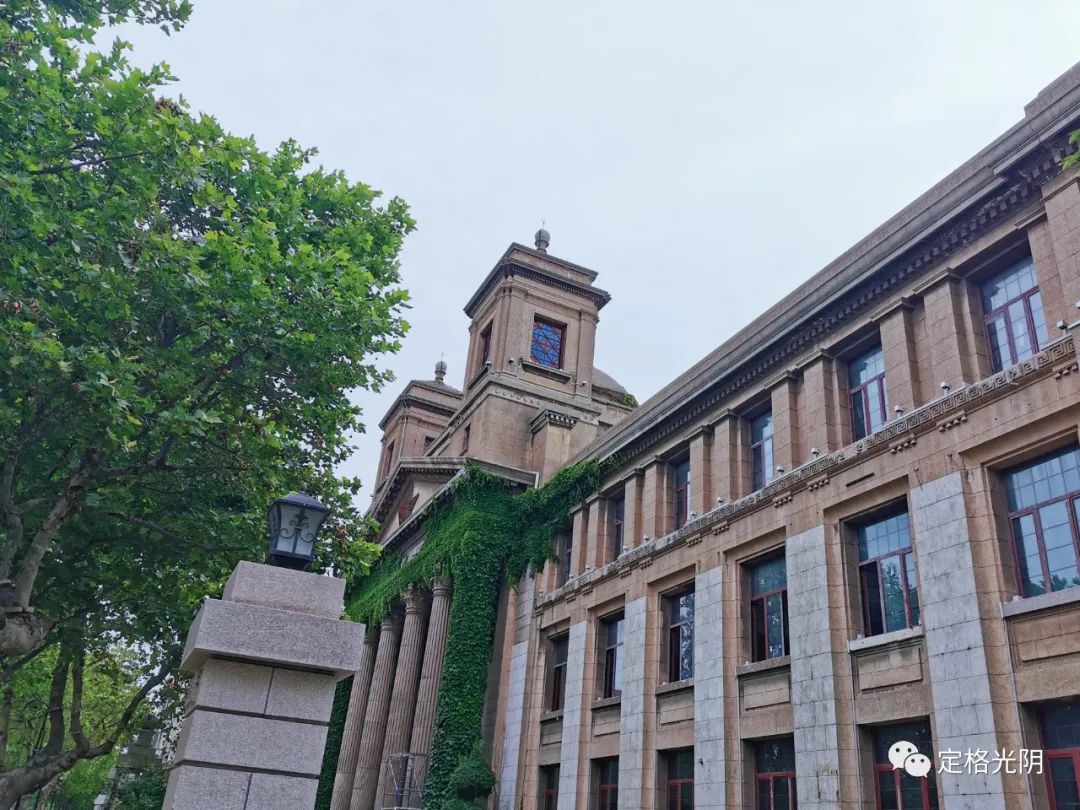 这里欧式建筑遍布，曾是青岛的“华尔街”，青岛这条老街值得一看