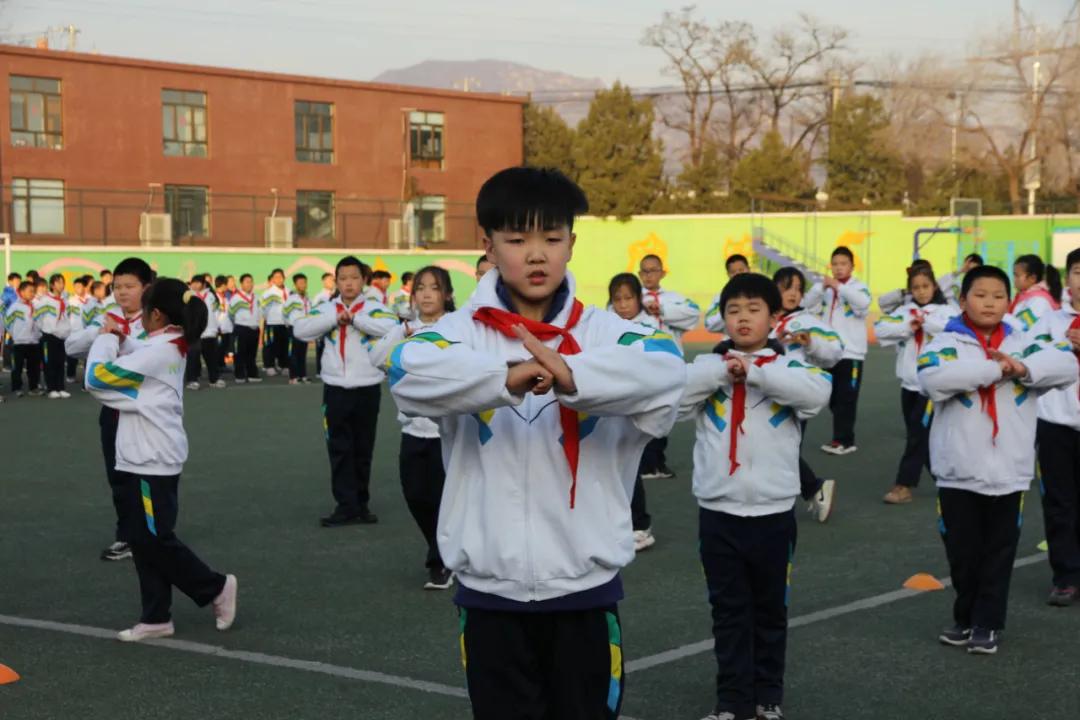 寒冷的早晨也挡不住冬泳人的步伐,寒冷的天气也挡不住我前进的步伐