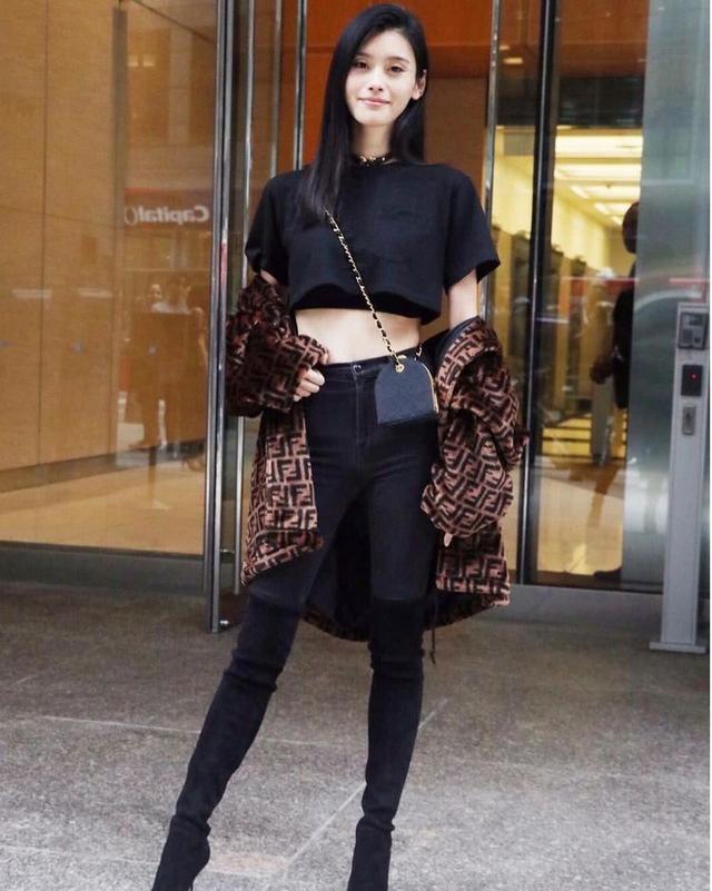 奚梦瑶维密试装，过膝高筒靴搭配牛仔裤，腿很细但整体太难看