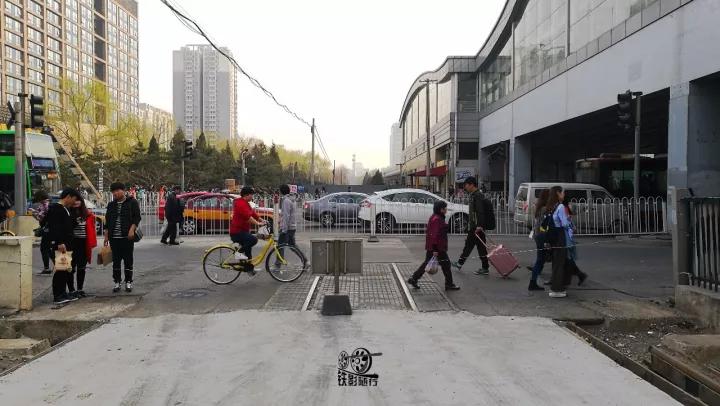 火车来了行人车辆请注意安全,行人车辆请注意火车就要来了