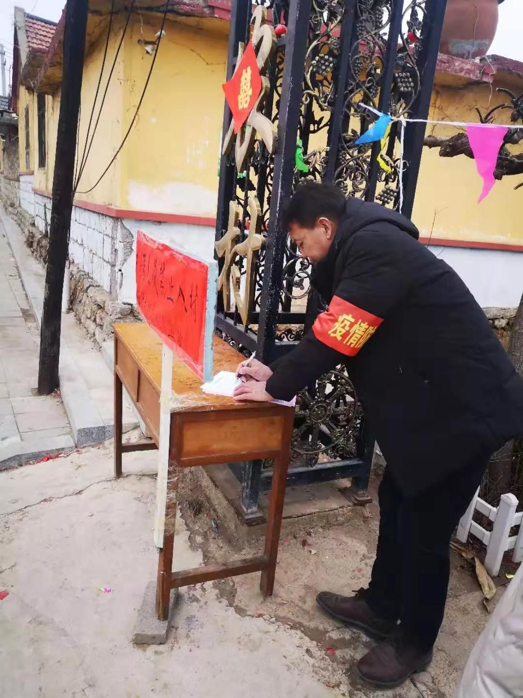 抗击疫情中的优秀共产党员,致敬忙碌在疫情防控一线的老党员