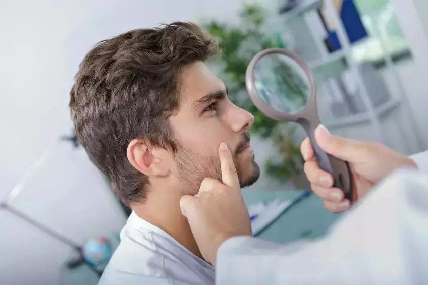 黑色素痣用激光还是手术,痣是手术切除好还是激光好