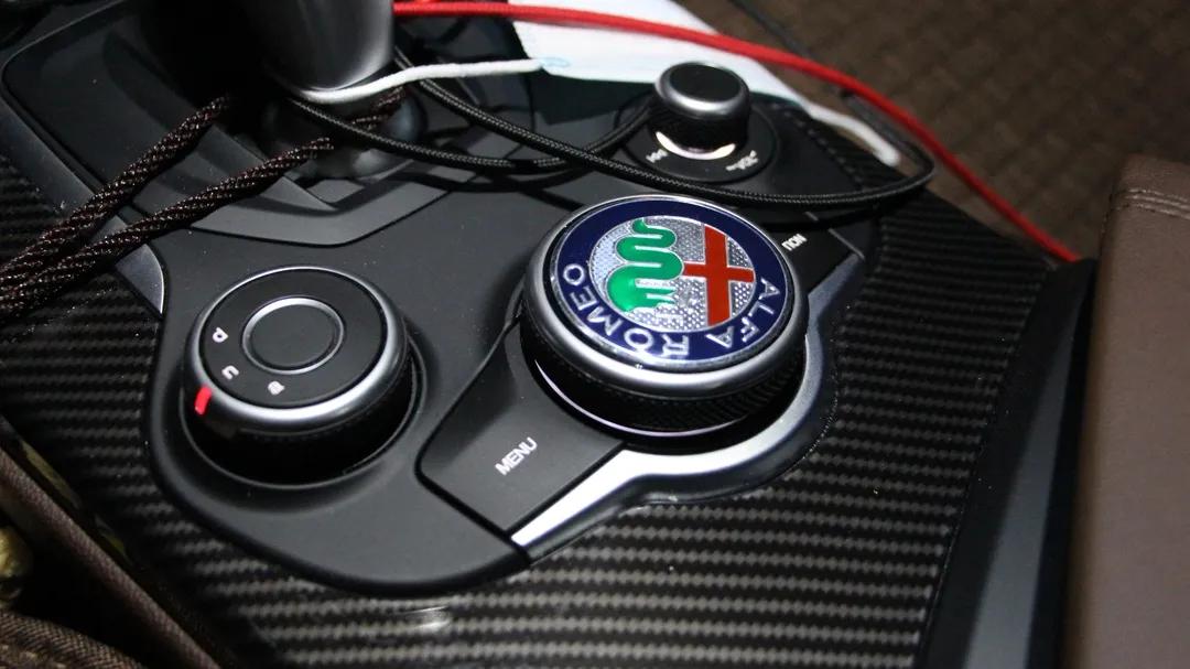 阿尔法罗密欧stelvio四驱测试,新款阿尔法罗密欧stelvio试驾