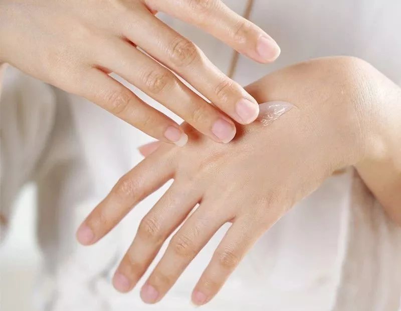 秋冬手干裂擦手霜,冬天手脚干裂涂什么护肤品