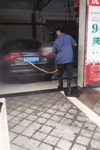 穿高跟鞋踢后卫,穿高跟鞋踢球把球踢破