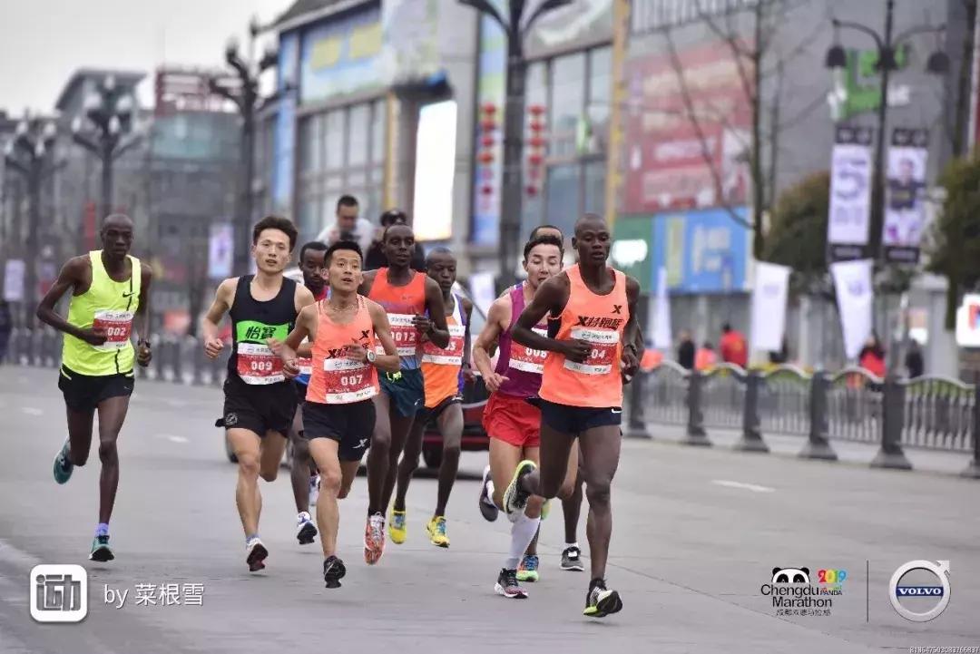 0.01秒绝杀黑人，3周夺4冠拿4万奖金，这个大学生太厉害