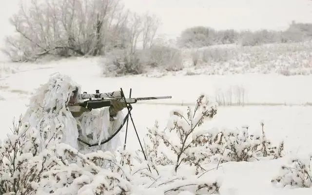 外国人穿吉利服,英国男子穿吉利服