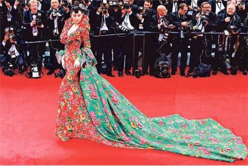 戛纳经典红毯照vs辣眼睛照！网友:甚至有点怀念范冰冰和张馨予