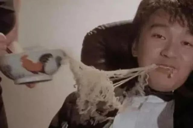 买二手衣服回家补、一张椅子用18年，这8位明星，有钱也没乱花