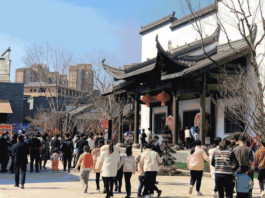 人潮涌动年味十足,人潮很汹涌