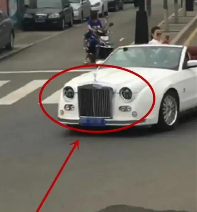 20辆豪华婚车齐现街头，头车酷似劳斯莱斯，车标却不是飞天女神