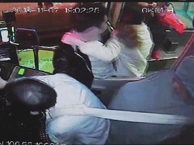 公交司机被锁喉一位少年出手了,遵义公交29路撞到11路公交事件