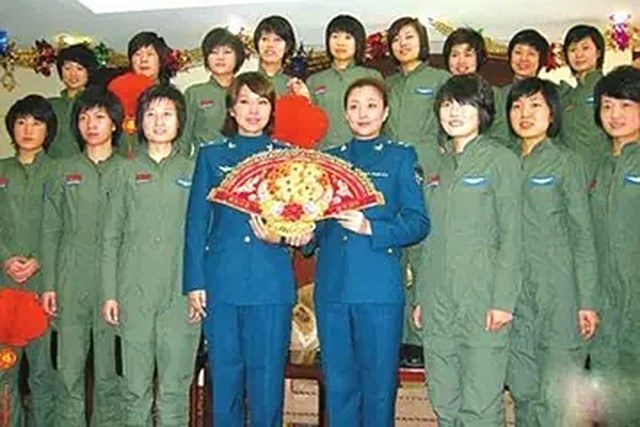 金孔雀余旭的最后一程：36万群众手捧菊花送别，墓前4架飞机模型