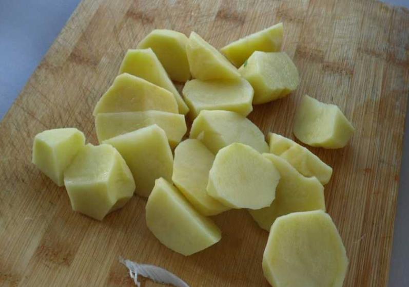 土豆里倒入一瓶可乐，味道提升一个档次，隔壁小孩都馋哭了