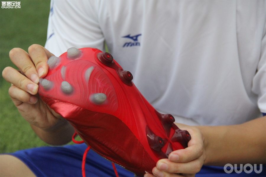 日产足球鞋测评,足球鞋实战测评nike暗煞