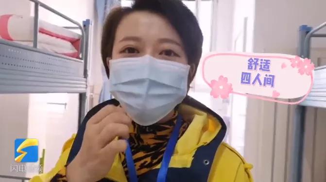 山东一学校食堂火了!一张餐桌4个凳子锁了3个,只容一人孤独地坐着