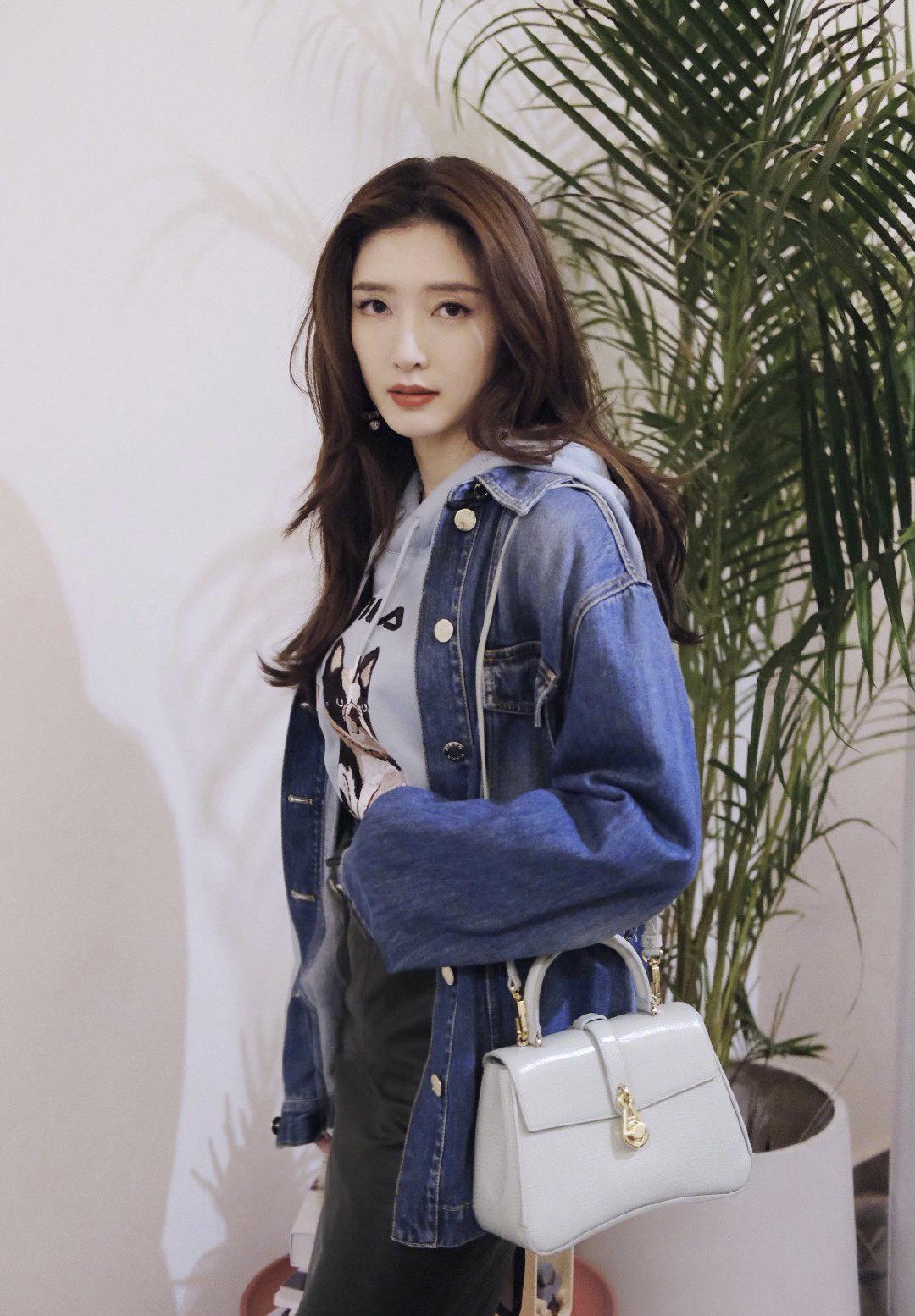 江疏影穿渐变抹胸裙亮相红毯,江疏影穿黑色蕾丝开叉长裙