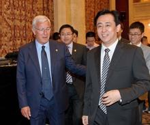 有钱有貌有才的首富，也捐过42.1亿现金做慈善，如今自救你支持么