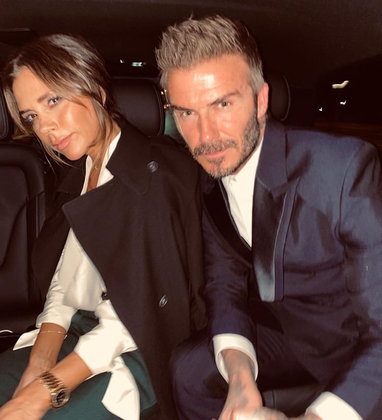 小七宅家化身美厨娘，光脚下厨超敬业，穿连衣裙胳膊好壮太抢镜