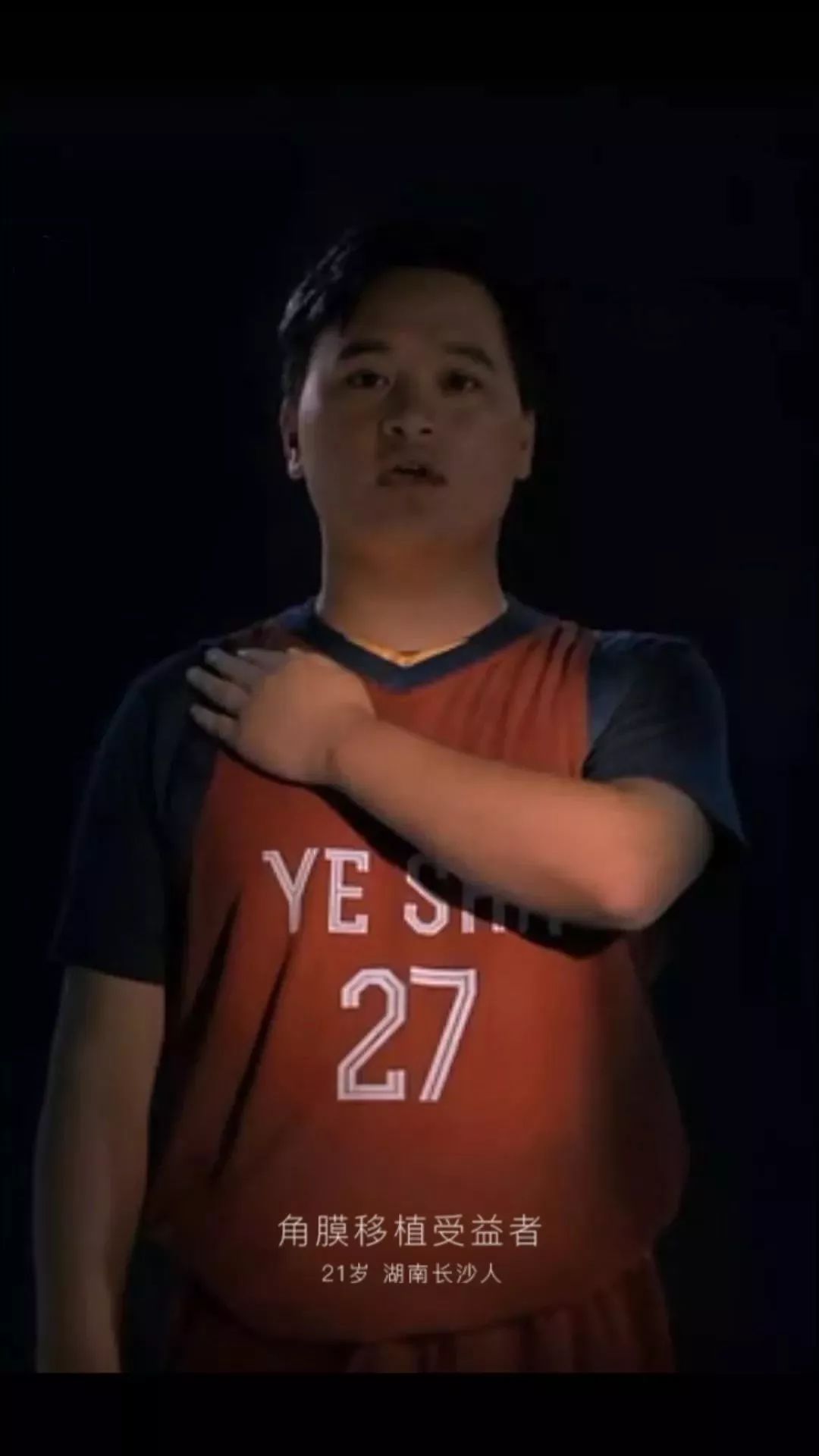 惊动央视,姚明都来致敬。他“一个人”组成篮球队后,打败了死神