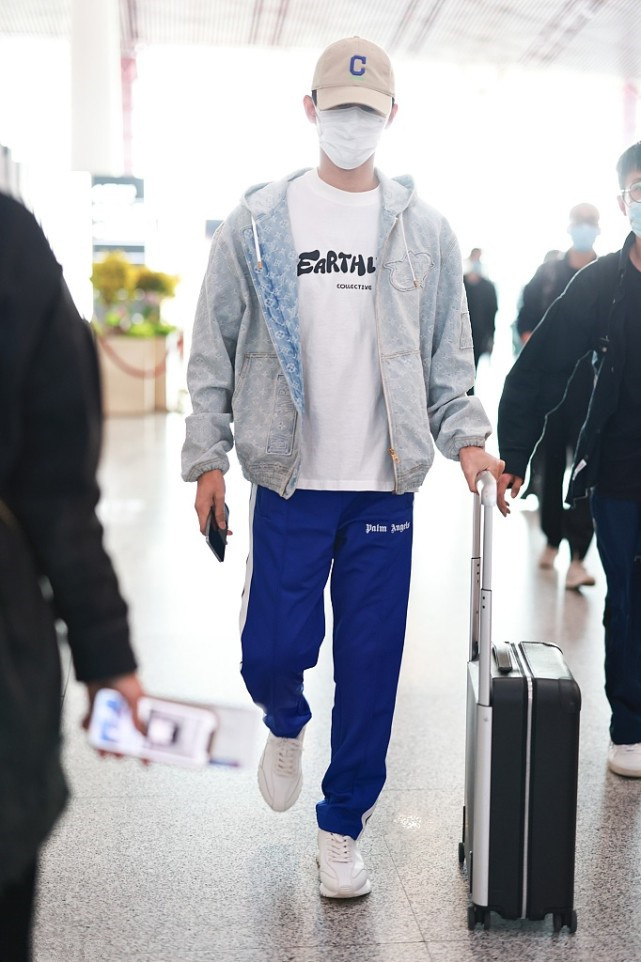 王凯还是小年轻，穿牛仔夹克下搭运动风裤子，少年感都出来了