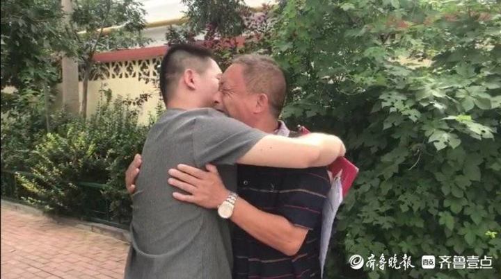 爸爸脑梗妈妈摆地摊,父亲脑梗女儿考上厦门大学