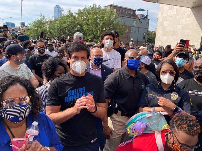 多家潮店被砸抢，JR斯密斯殴打*行游**白人，乔丹坐不住了