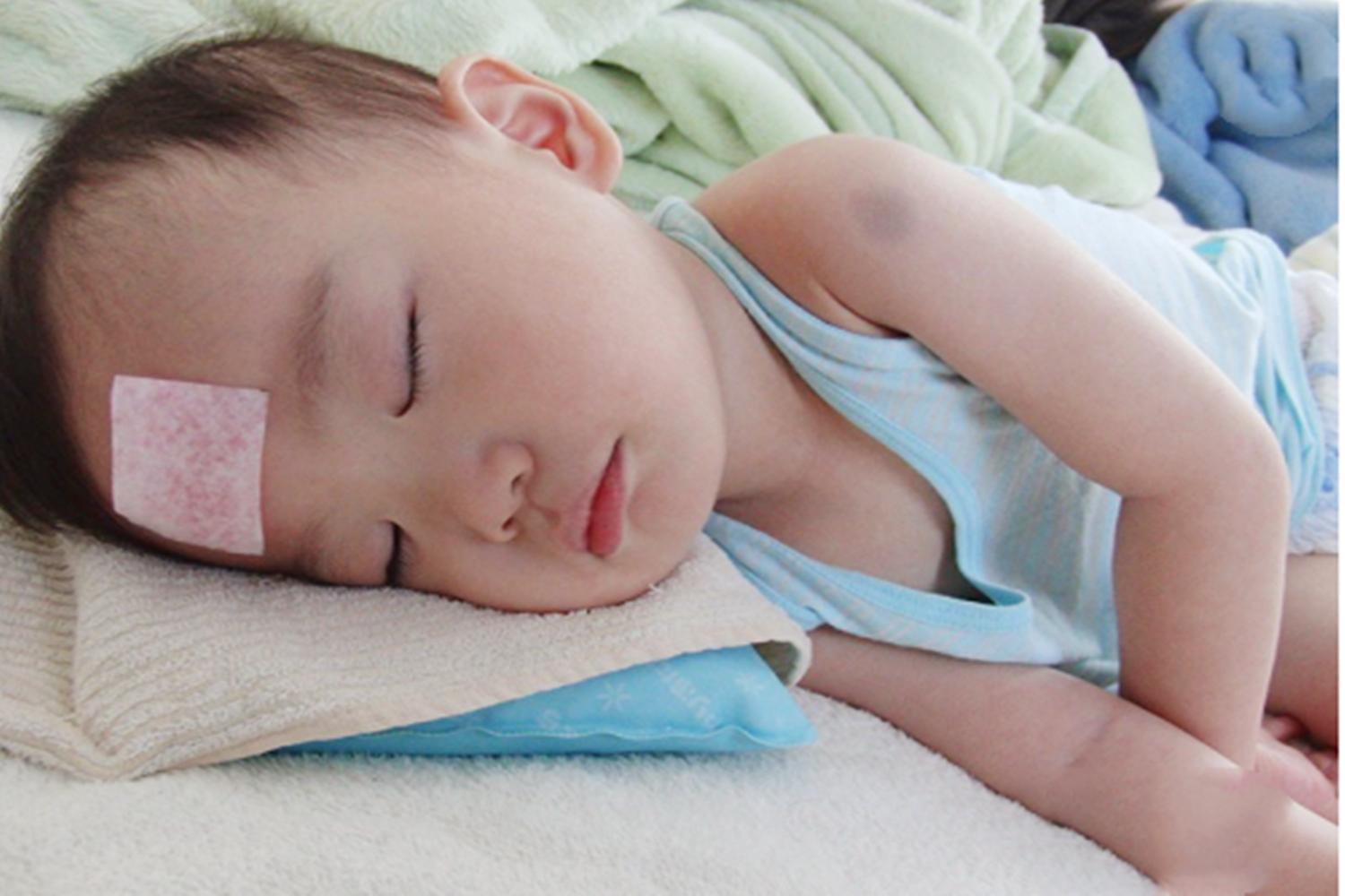 小孩发烧用温毛巾敷额头还是冷水,孩子发烧时可以用湿毛巾敷额头吗