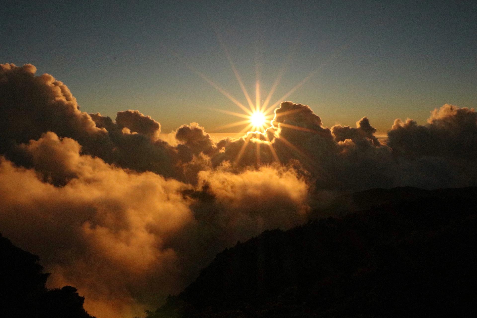 一件很旧很破的羊毛衣,不可水洗的羊毛衣