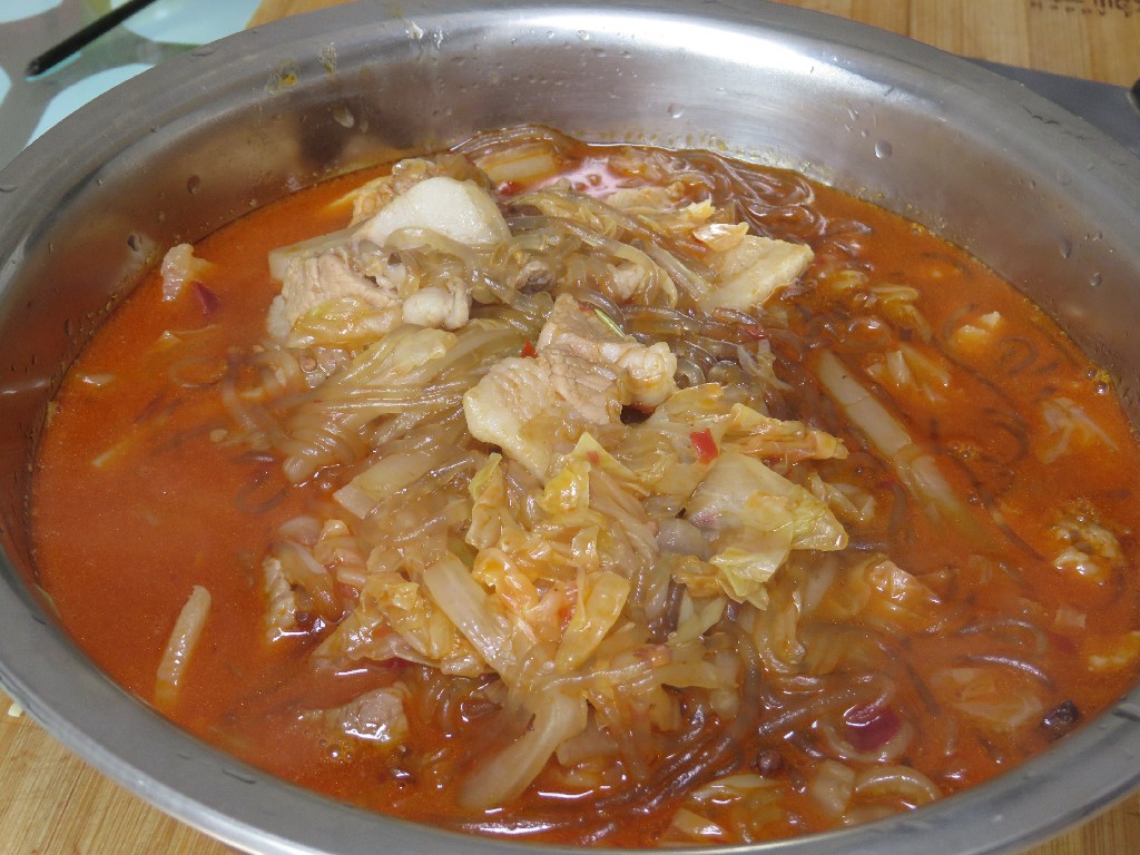 白菜炖粉条怎样做才最好吃,五花肉炖白菜炖豆腐炖粉条的做法