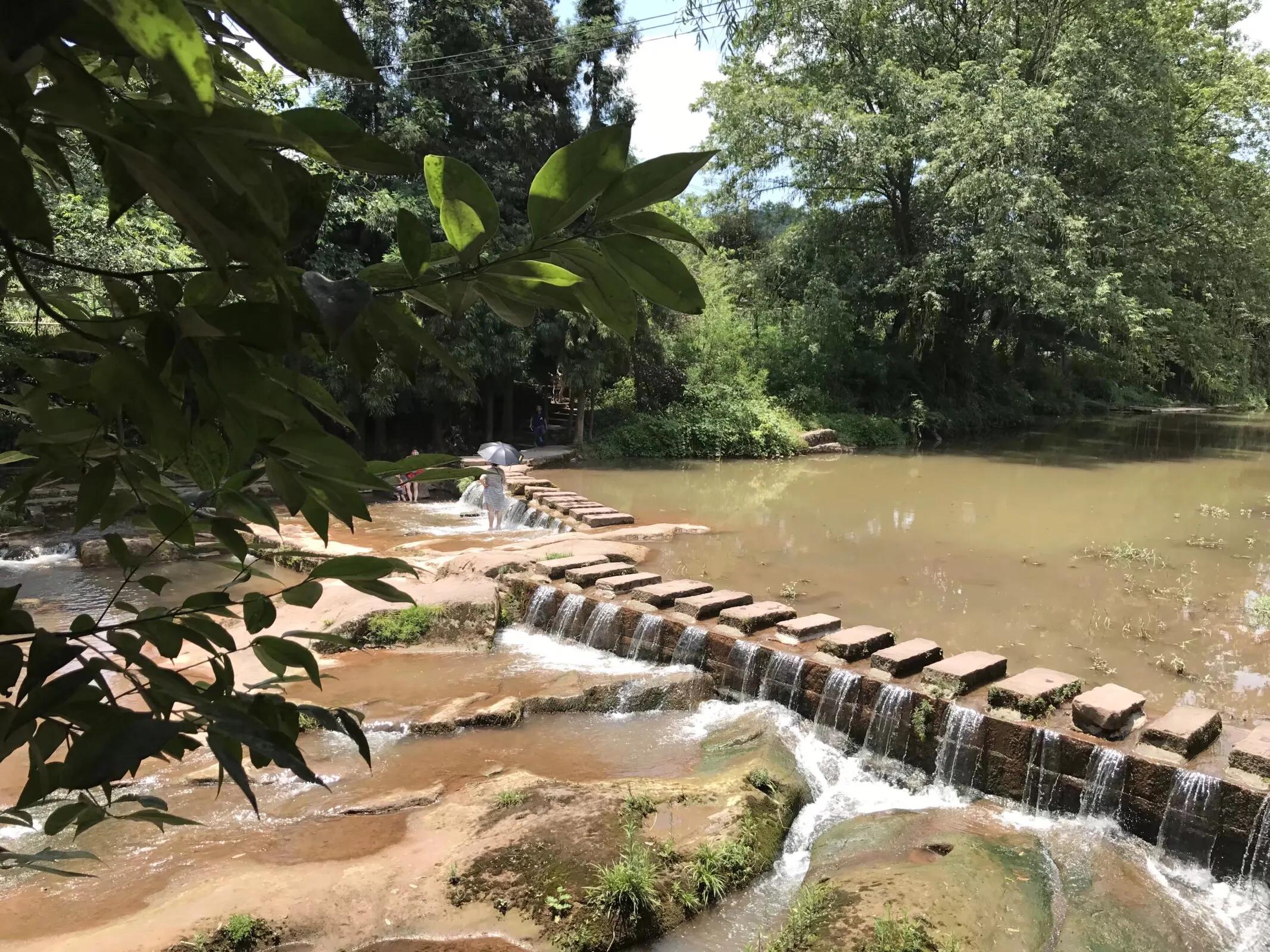 两水夹明镜双桥落彩虹全诗,有山有水不潮湿的避暑胜地