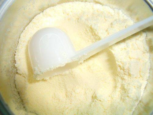 中老年补钙喝奶粉好还是牛奶好,补钙喝全脂牛奶还是脱脂