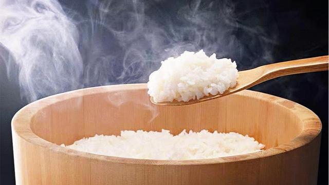 米饭怎么样蒸才会软糯窍门,蒸米饭不要仅放水这样做更好吃