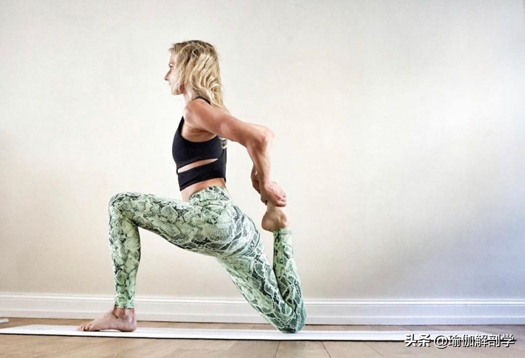瑜伽怎样拉伸大腿前侧打开腹股沟,大腿紧张瑜伽动作视频
