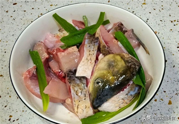 红烧草鱼怎么做好吃又简单家常的,草鱼这样做鲜香入味全家人都爱吃