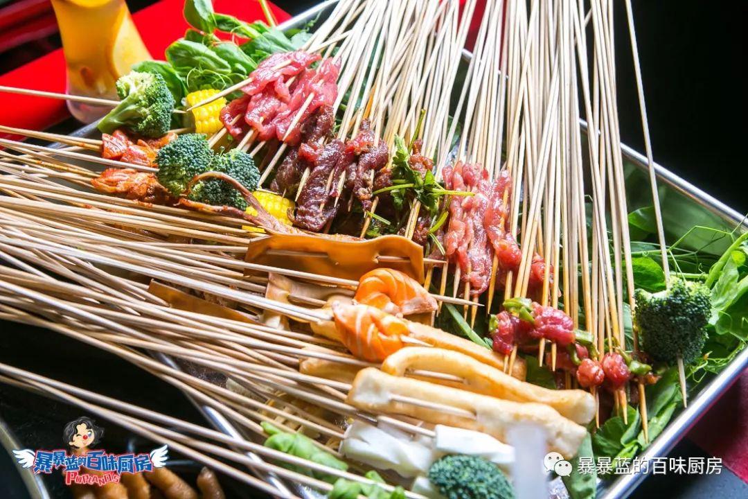 当成都老板爱上沈阳老雪,他开的串串香店锅底都有1瓶大绿棒